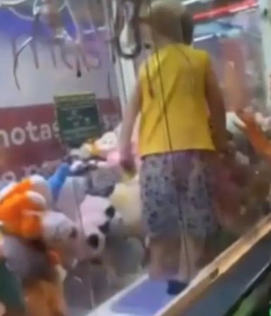 Vídeo: menino fica preso em máquina de ursos de pelúcia