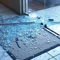 Ladrão arromba porta de vidro de clínica médica e furta R$ 2,5 mil