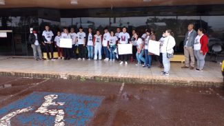 Familiares de José Ademar de Melo fazem protesto em frente ao Fórum