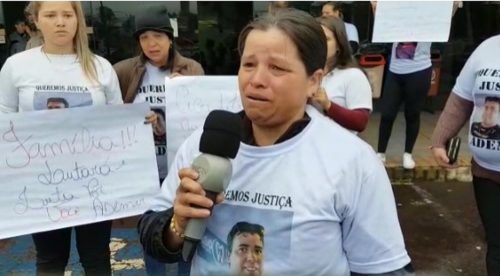 Imagem referente a Em lágrimas, irmã de José Ademar de Melo também pede por justiça durante protesto