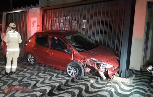 Imagem referente a Peugeot e Duster se envolvem em forte colisão na Rua Souza Naves
