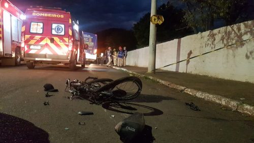 Urgente: duas pessoas morrem em acidente entre bicicleta motorizada e ônibus no Bairro Guarujá