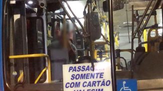 Motorista de ônibus chora inconsolavelmente após acidente que vitimou dois adolescentes no Guarujá