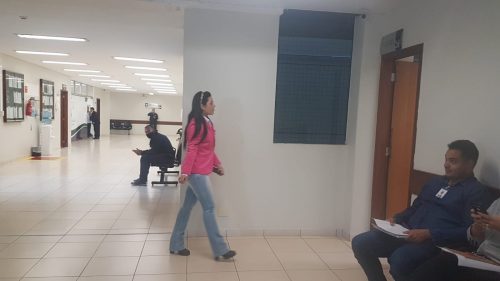 Imagem referente a Vitória de Oliveira, esposa de Gabriel e vítima de Adinei é ouvida no Fórum; réu presta depoimento por videoconferência