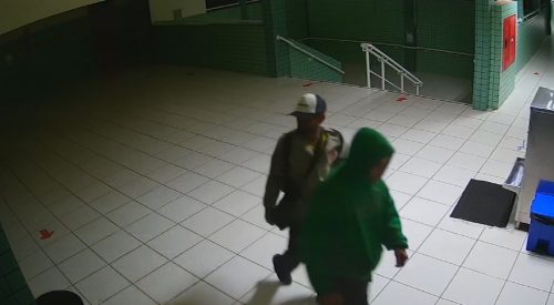 Câmeras registram a ação de ladrões em escola no Bairro Universitário