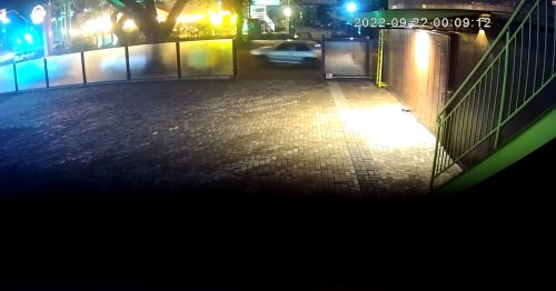 Câmera registra furto de veículo Gol no Centro