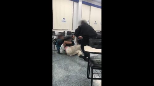 Imagem referente a Vídeo mostra confusão em sala de aula da Univel; aluno precisou ser imobilizado para não agredir colegas