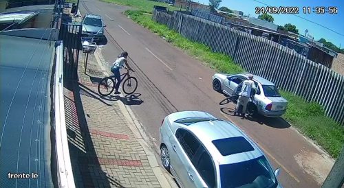Câmera registra suposto furto de bicicletas no Bairro Esmeralda