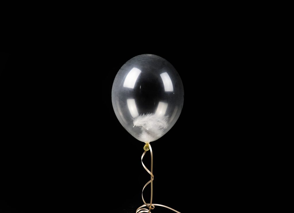 Menino de cinco anos morre engasgado com balão de festa