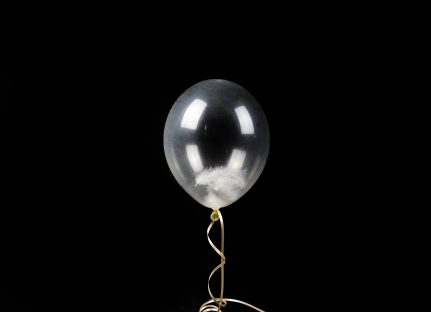 Imagem referente a Menino de cinco anos morre engasgado com balão de festa