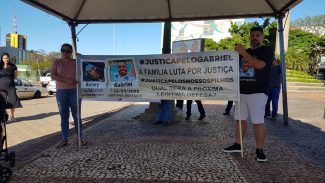 Cinco meses após o crime, familiares de Gabriel Baiça fazem protesto pedindo por justiça