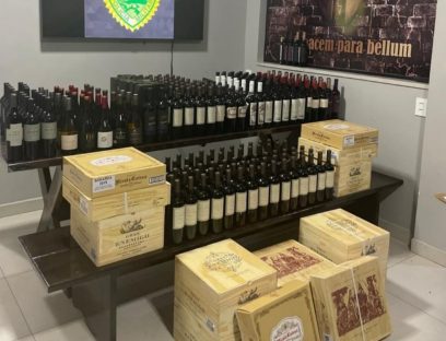 Imagem referente a Contrabando: Choque apreende 400 garrafas de vinho em veículo Golf, próximo ao contorno Oeste