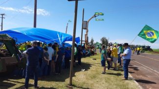 Centenas de pessoas se reúnem em ato pacífico no trevo de acesso de Maripá