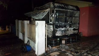 Trailer é consumido por incêndio na Vila Tolentino