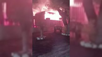 Vídeo mostra trailer de lanches em chamas em Cascavel