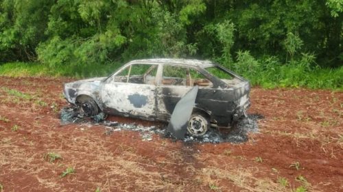 Carro de homem que foi assaltado e amarrado é encontrado queimado