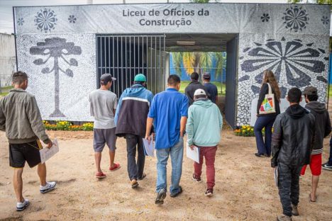 Curitiba – Pessoas acolhidas pela FAS têm primeira aula do curso de Calcetaria Curitiba – Pessoas acolhidas pela FAS têm primeira aula do curso de Calcetaria