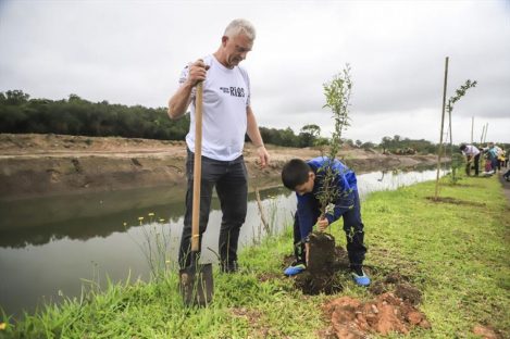 Curitiba – Crianças ajudam a recompor mata ciliar do Belém no Parque Náutico
