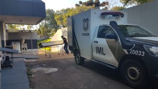 Corpo de assaltante morto em confronto com a PM chega ao IML de Cascavel