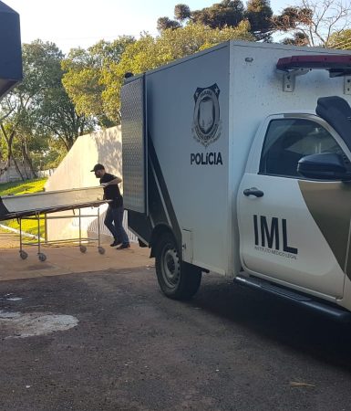 Corpo de assaltante morto em confronto com a PM chega ao IML de Cascavel