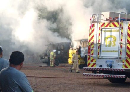 Homem ateia fogo em dois caminhões após ser demitido de empresa e é preso no Paraná
