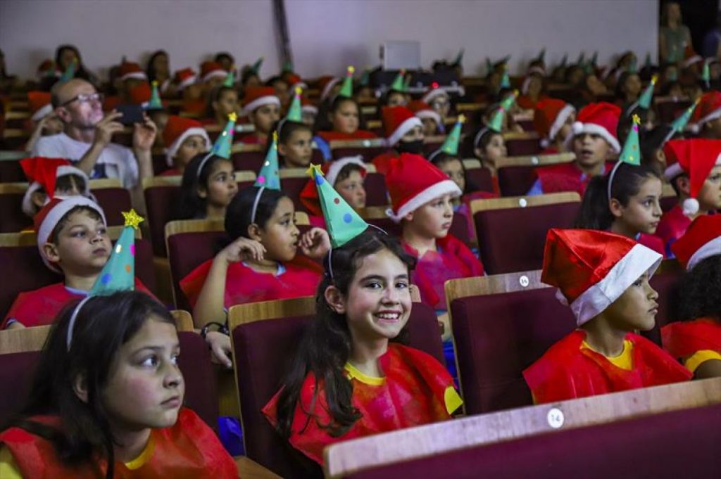 Curitiba – Crianças lotam o Teatro da Vila para acompanhar espetáculo do Natal de Curitiba