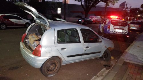 Clio encontrado batido na Carlos de Carvalho teria andado na contramão na Paraná e colidido em carro estacionado