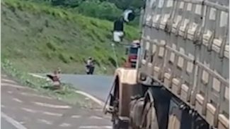 Vídeo mostra caminhão saindo de ré na contramão no local do engavetamento na BR-467
