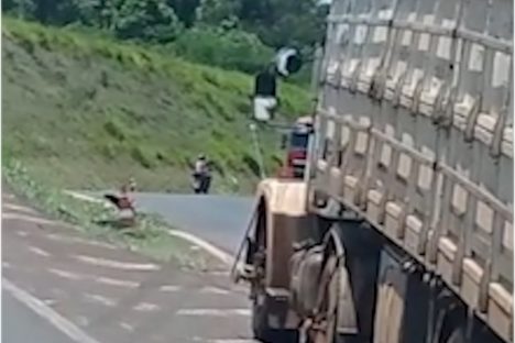 Imagem referente a Vídeo mostra caminhão saindo de ré na contramão no local do engavetamento na BR-467