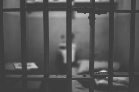 Idoso é preso após estuprar neta de 11 anos em Paranaguá