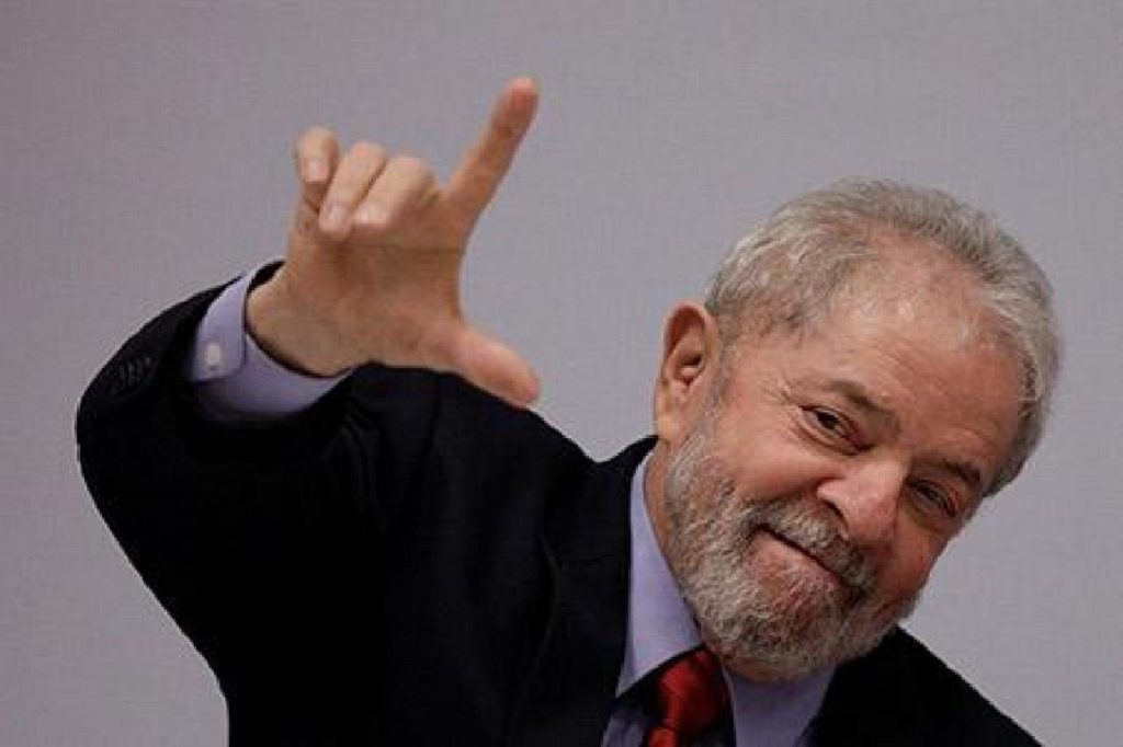 Deputados pedem o impeachment de Lula
