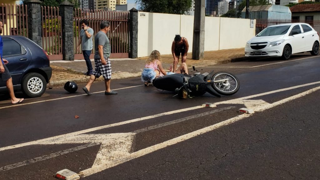 Mulher cai de moto no mesmo local em que ocorreu forte colisão com tombamento