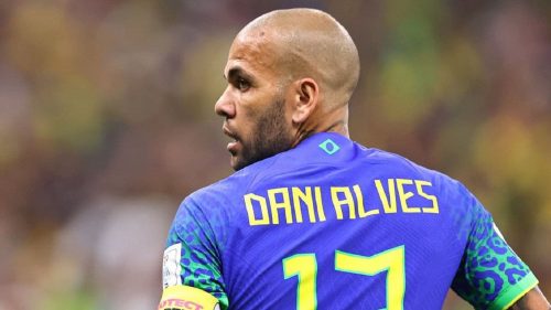 Daniel Alves pode ter fiança de R$ 5 milhões paga pelo pai de Neymar, diz jornal espanhol