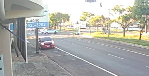 Câmera mostra como ocorreu colisão na Avenida Barão do Rio Branco