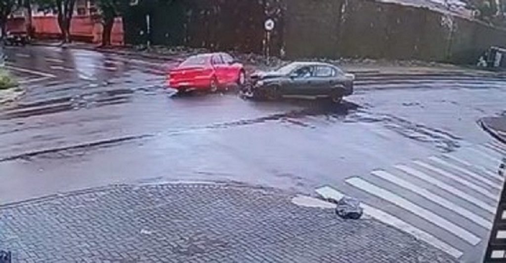 Câmera registra forte colisão na Rua São Paulo com Rua Uruguai