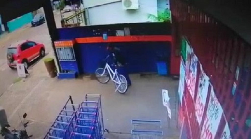 Bicicleta é furtada em frente a supermercado no Interlagos