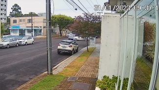 Mais dois acidentes são registrados por câmera na Rua da Bandeira
