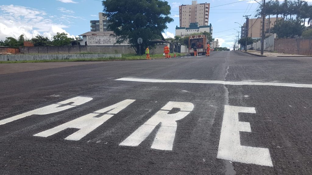Após polêmica de acidentes e agentes da Transitar furando preferencial, faixas são pintadas na Rua da Bandeira