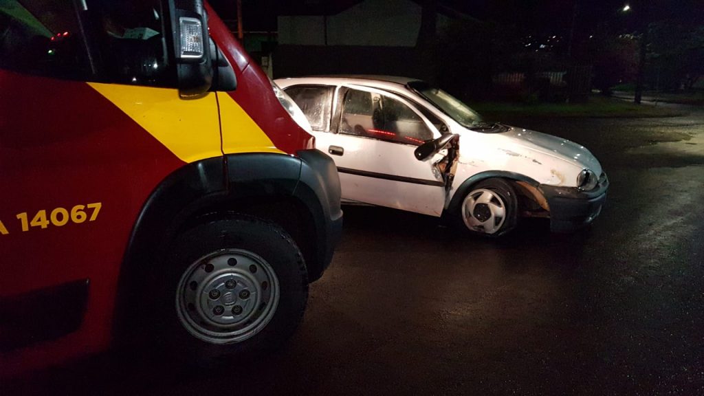 Criança fica ferida após veículo atingir caçamba de entulhos; Condutor foi preso por embriaguez