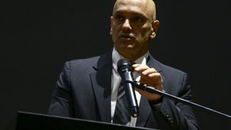 Alexandre de Moraes confirma conversa com senador Marcos do Val