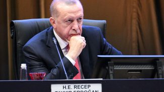 Erdogan declara estado de emergência em região atingida por terremoto Erdogan declara estado de emergência em região atingida por terremoto