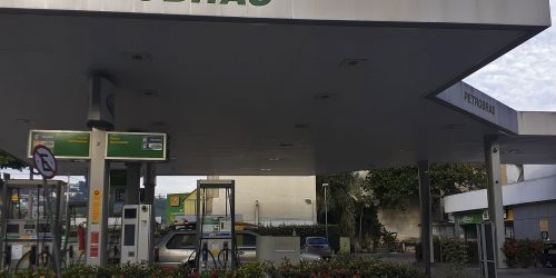 Imagem referente a Petrobras anuncia redução de R$ 0,40 no preço do diesel