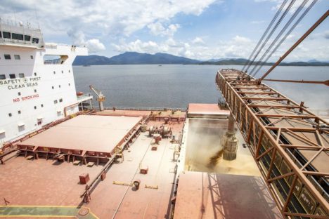 Navio carrega 107 mil toneladas de farelo de soja e quebra recorde no Porto de Paranaguá