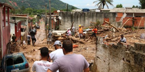 Moradores de Barra do Sahy deixam casas em áreas de risco Moradores de Barra do Sahy deixam casas em áreas de risco