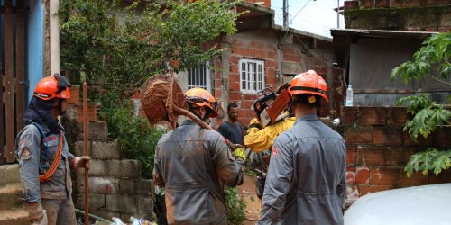 Bombeiros suspendem as buscas em São Sebastião por causa das chuvas