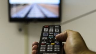 Jovens de até 24 anos veem 7 vezes menos TV aberta do que idosos