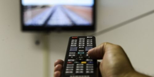Imagem referente a Jovens de até 24 anos veem 7 vezes menos TV aberta do que idosos