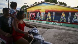 Em Atalaia do Norte, população convive com desemprego e violência