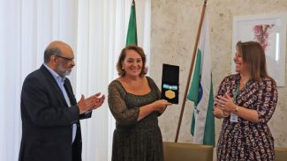 Referência em contas públicas, servidora paranaense recebe medalha de mérito