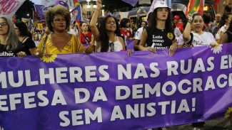 Mulheres ocupam Centro do Rio e homenageiam Marielle em ato 8M